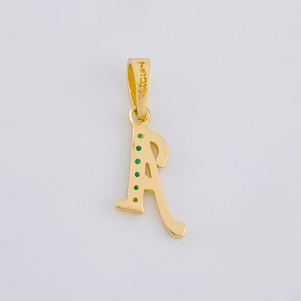 Dije Letra A Cursiva Esmeraldas 9Pts 0.8 g / 3.1 cm Oro Amarillo 18K