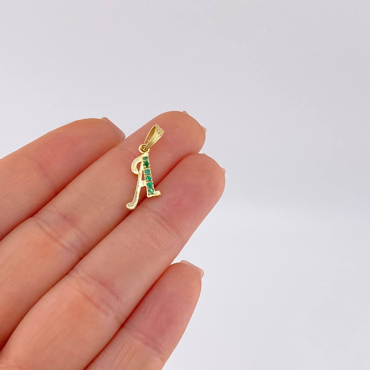 Dije Letra A Cursiva Esmeraldas 9Pts 0.8 g / 3.1 cm Oro Amarillo 18K