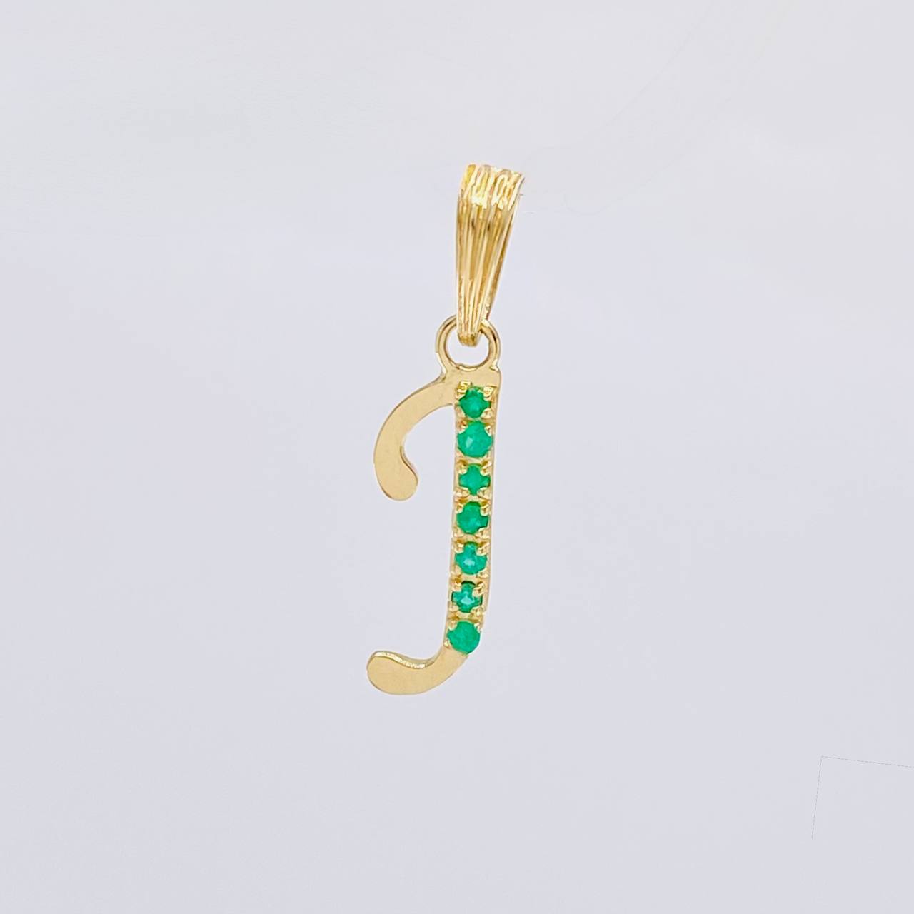 Dije Letra J Cursiva Esmeraldas 11Pts 0.8 g / 3.3 cm Oro Amarillo 18K