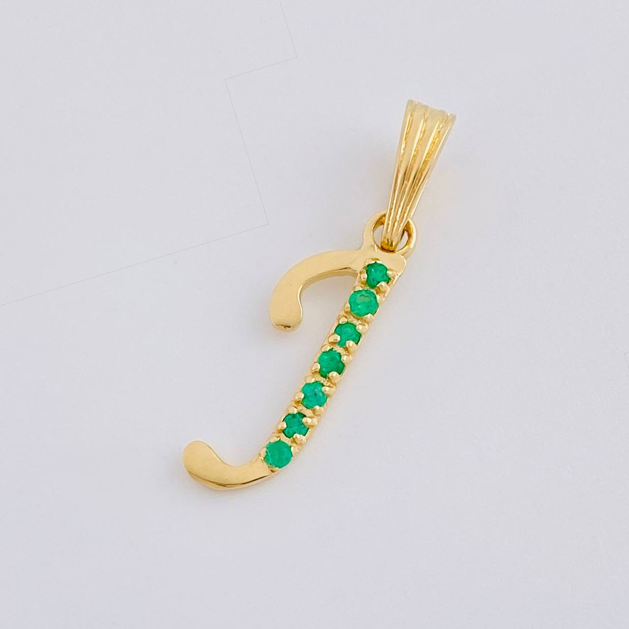 Dije Letra J Cursiva Esmeraldas 11Pts 0.8 g / 3.3 cm Oro Amarillo 18K