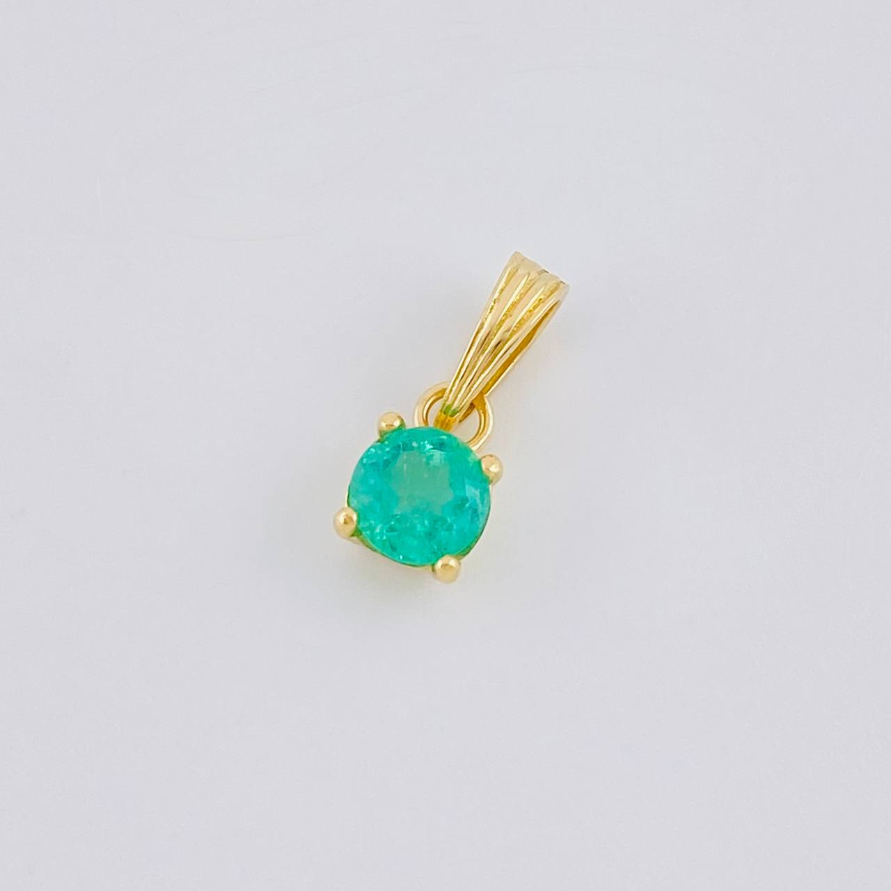 Dije Perla Esmeralda 49Pts 0.7 g / 2.4 cm Oro Amarillo 18K