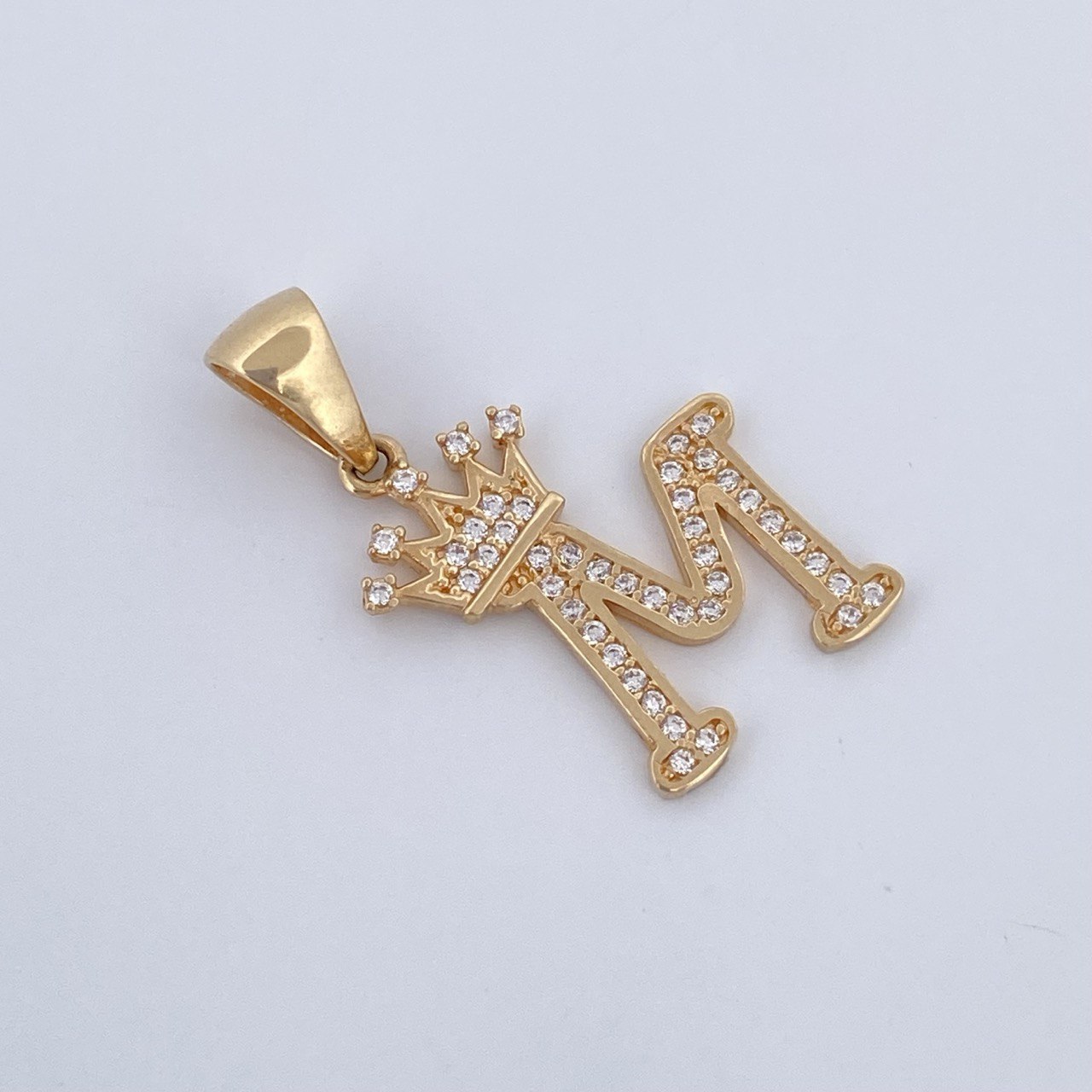 Dije Letra M Corona 1.9gr / 2.8cm / Oro Amarillo 18K &