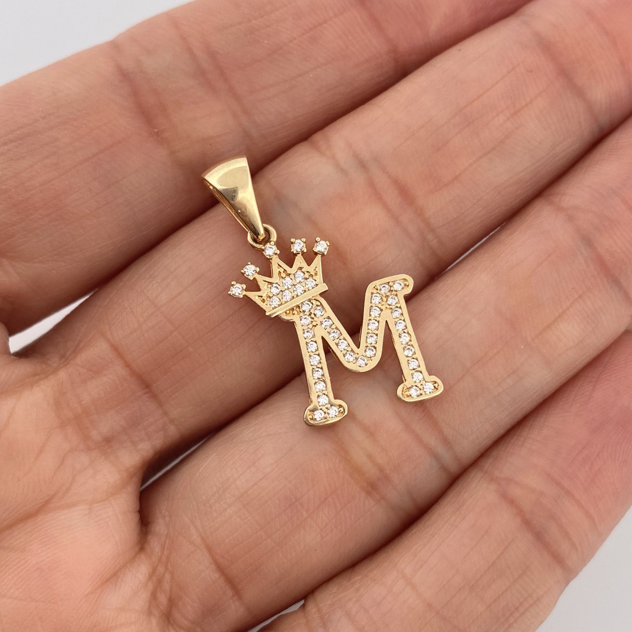 Dije Letra M Corona 1.9gr / 2.8cm / Oro Amarillo 18K &