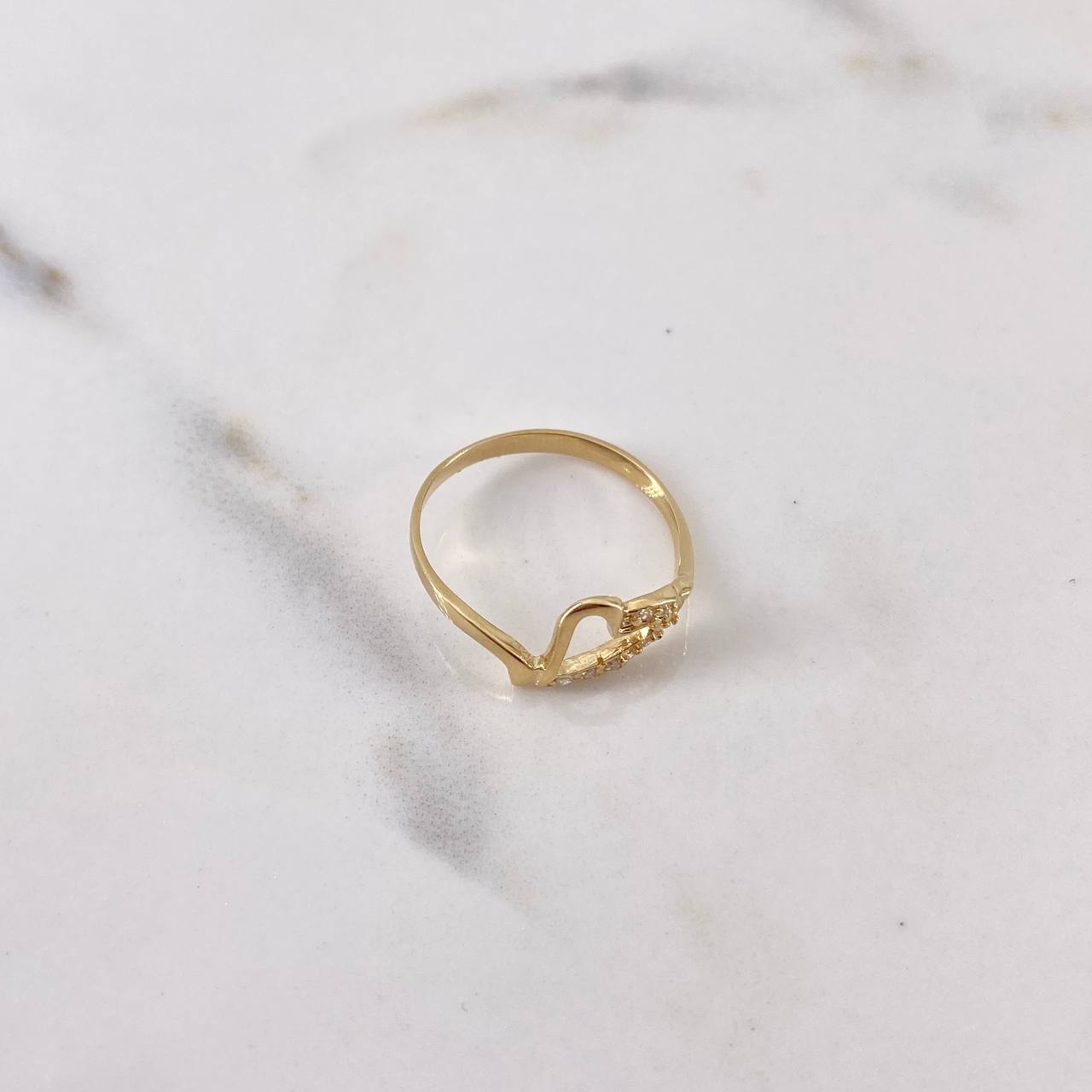 Anillo Silueta Corazon 1.45gr / T6 3/4 / Circones Blancos Oro Amarillo 18K $