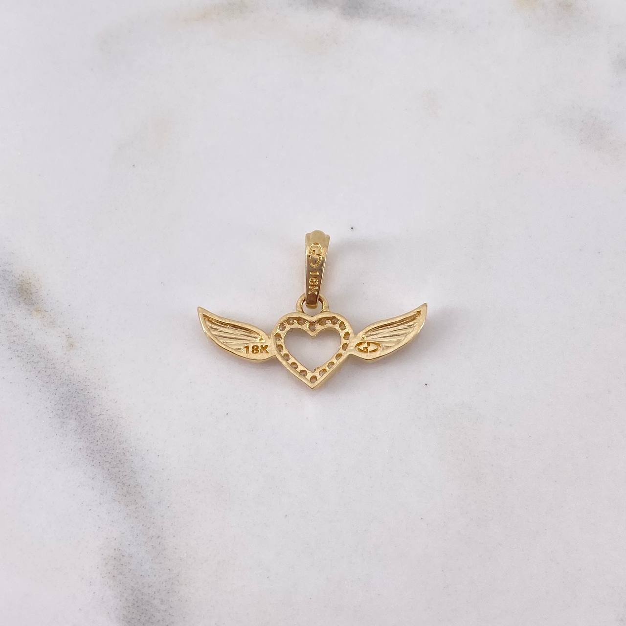 Dije Silueta Corazon Alas 1.25gr / 1.6cm / Circones Blancos Oro Amarillo 18K $