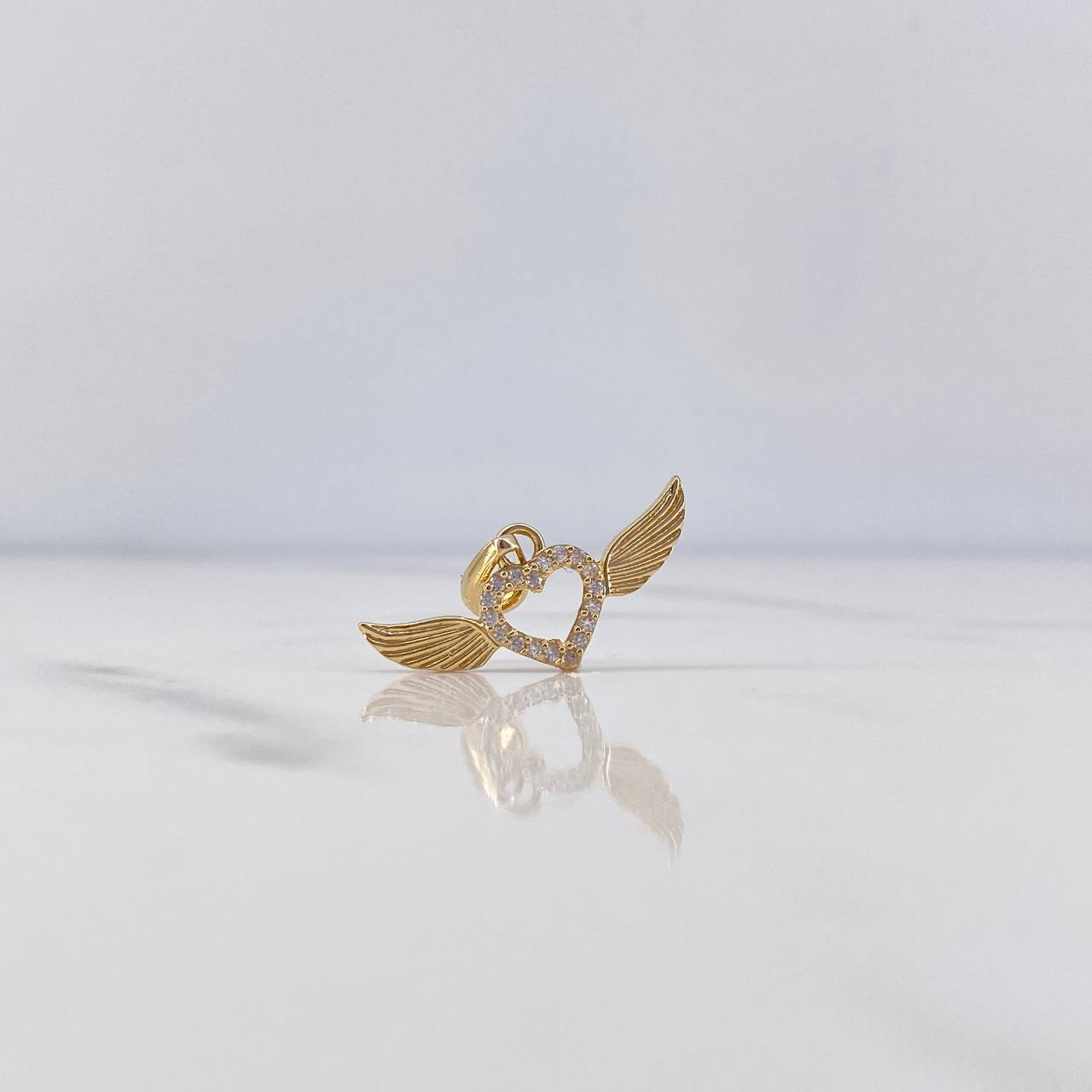 Dije Silueta Corazon Alas 1.25gr / 1.6cm / Circones Blancos Oro Amarillo 18K $