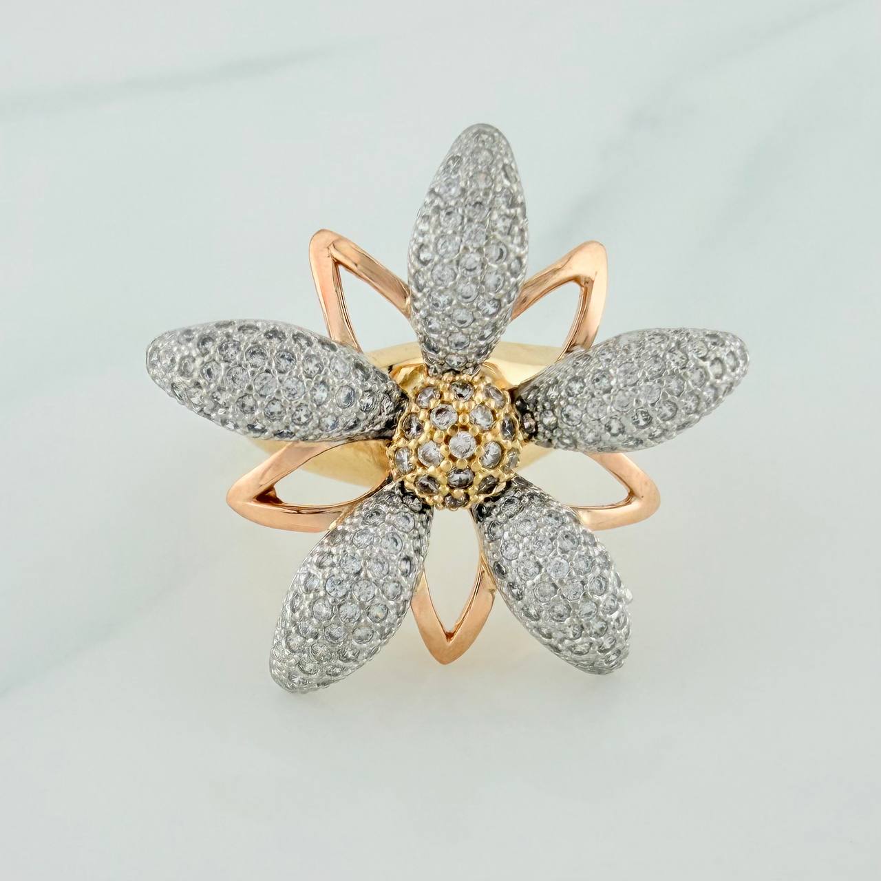 Anillo Flor 9.4gr / T6 1/4 / Tres Oros  18K $
