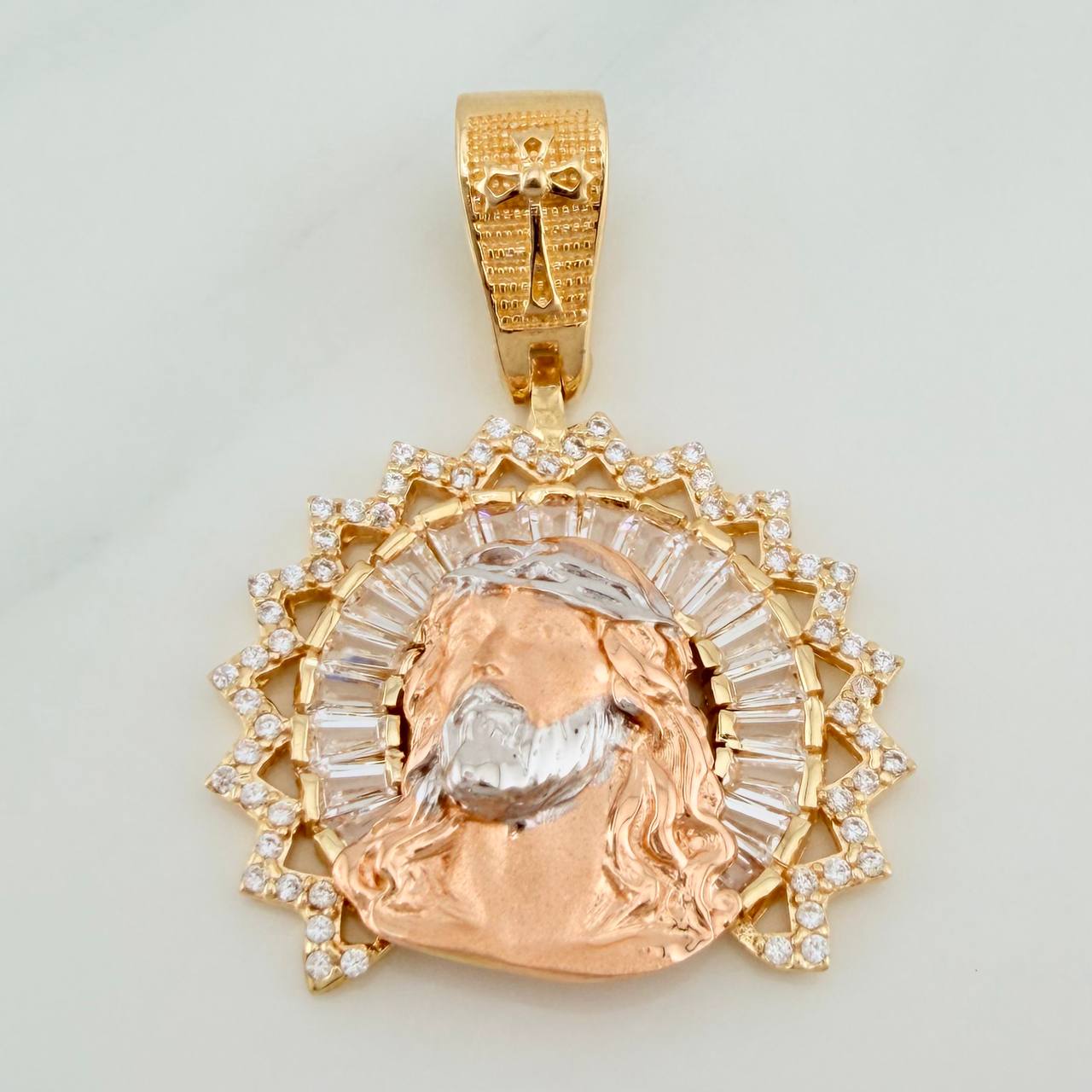 Dije Rostro Cristo 7.5gr / 3.6cm / Circones Blancos Tres Oros $