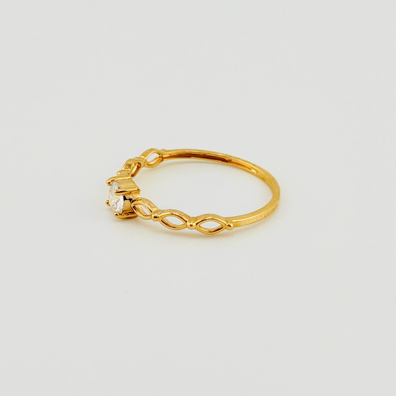 Anillo Solitario Ojos 1.15gr / T7 1/2 / Oro Amarillo 18K *