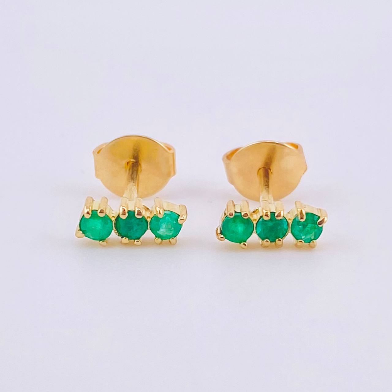 Topos Trio Esmeraldas 16pts 1.2gr / 0.7cm / Oro Amarillo 18K ©