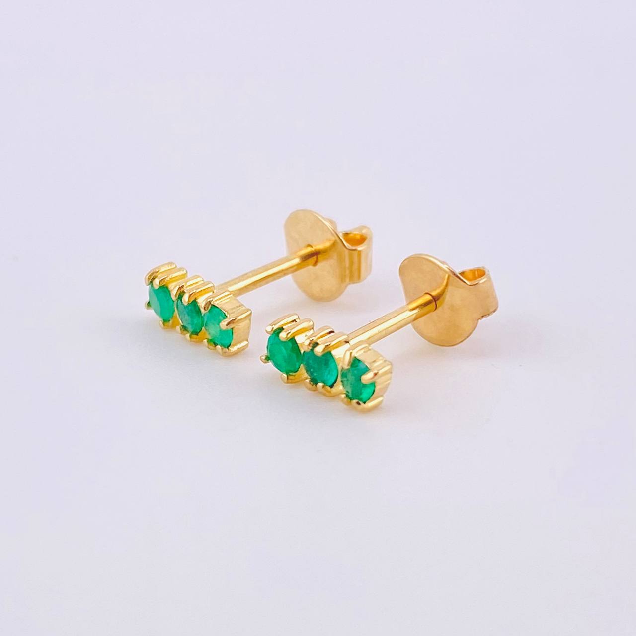 Topos Trio Esmeraldas 16pts 1.2gr / 0.7cm / Oro Amarillo 18K ©