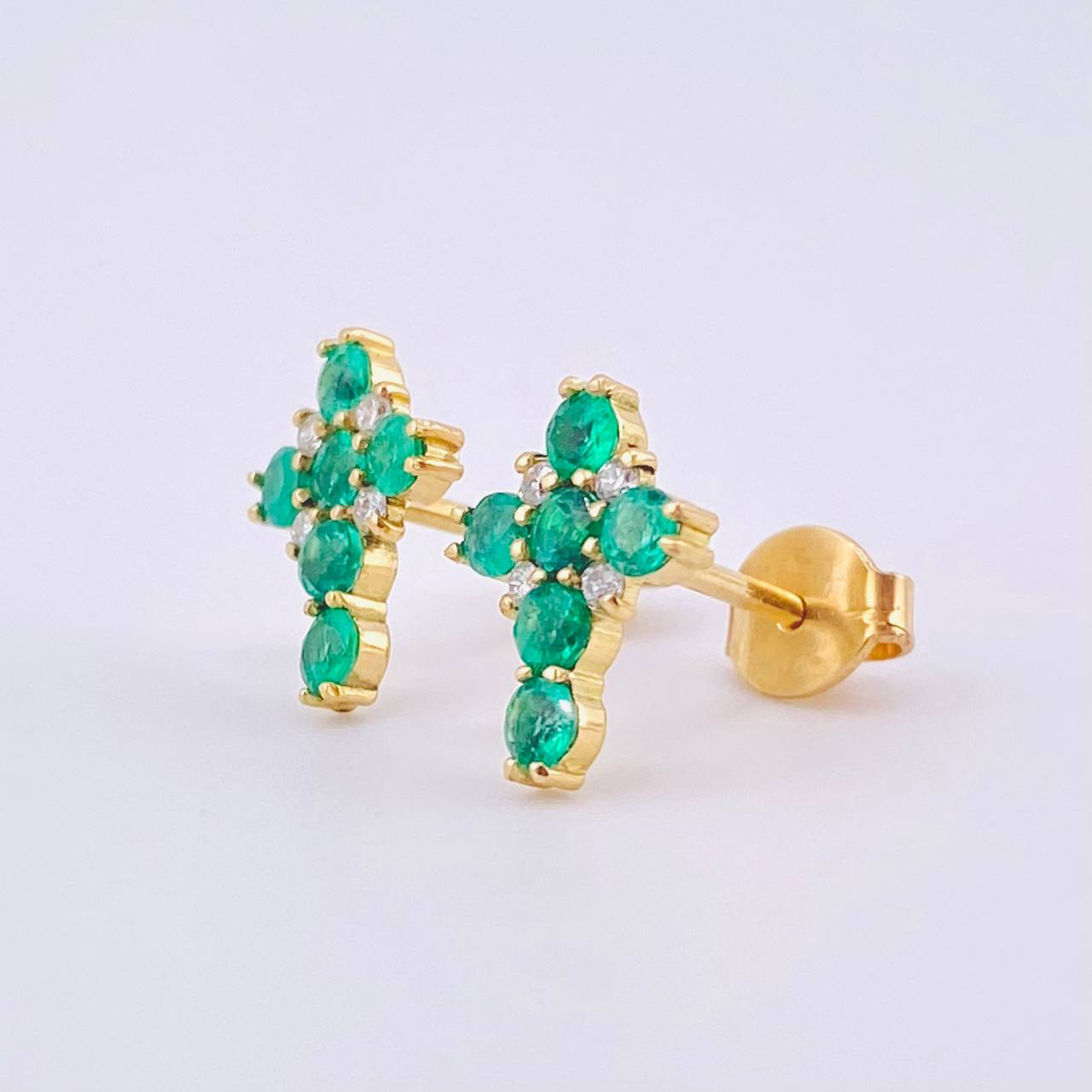 Topos Cruz Centella Interior Esmeraldas 55pts Diamantes 16pts 1.65gr / 1.1cm / Oro Amarillo 18K