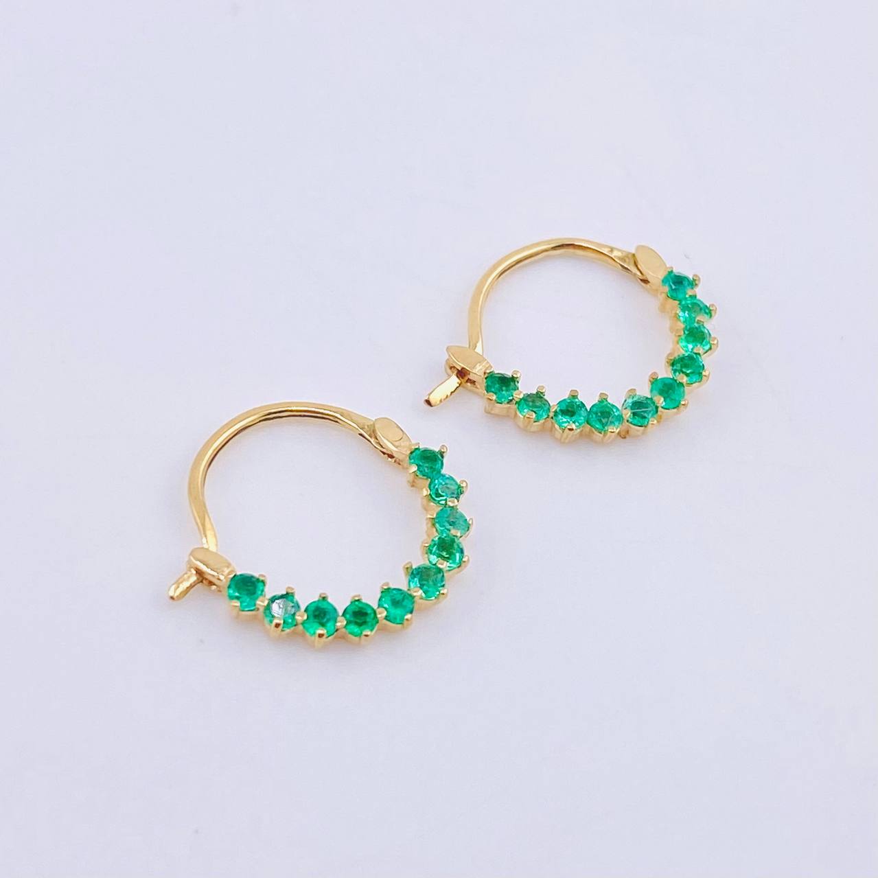 Candongas Filamento Tupido Esmeraldas 40pts 1.55gr / 1.4cm / Oro Amarillo 18K ©