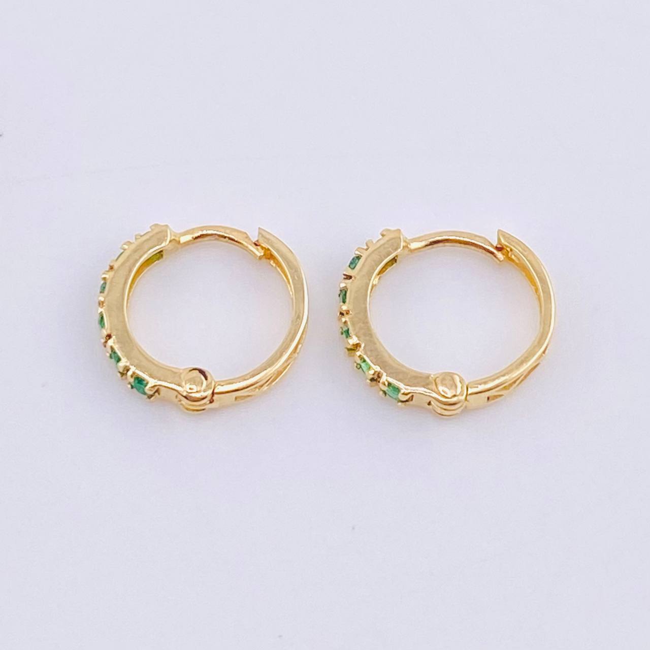 Candongas Carril Encerrado Esmeraldas 32pts 1.65gr / 1.1cm / Oro Amarillo 18K ©