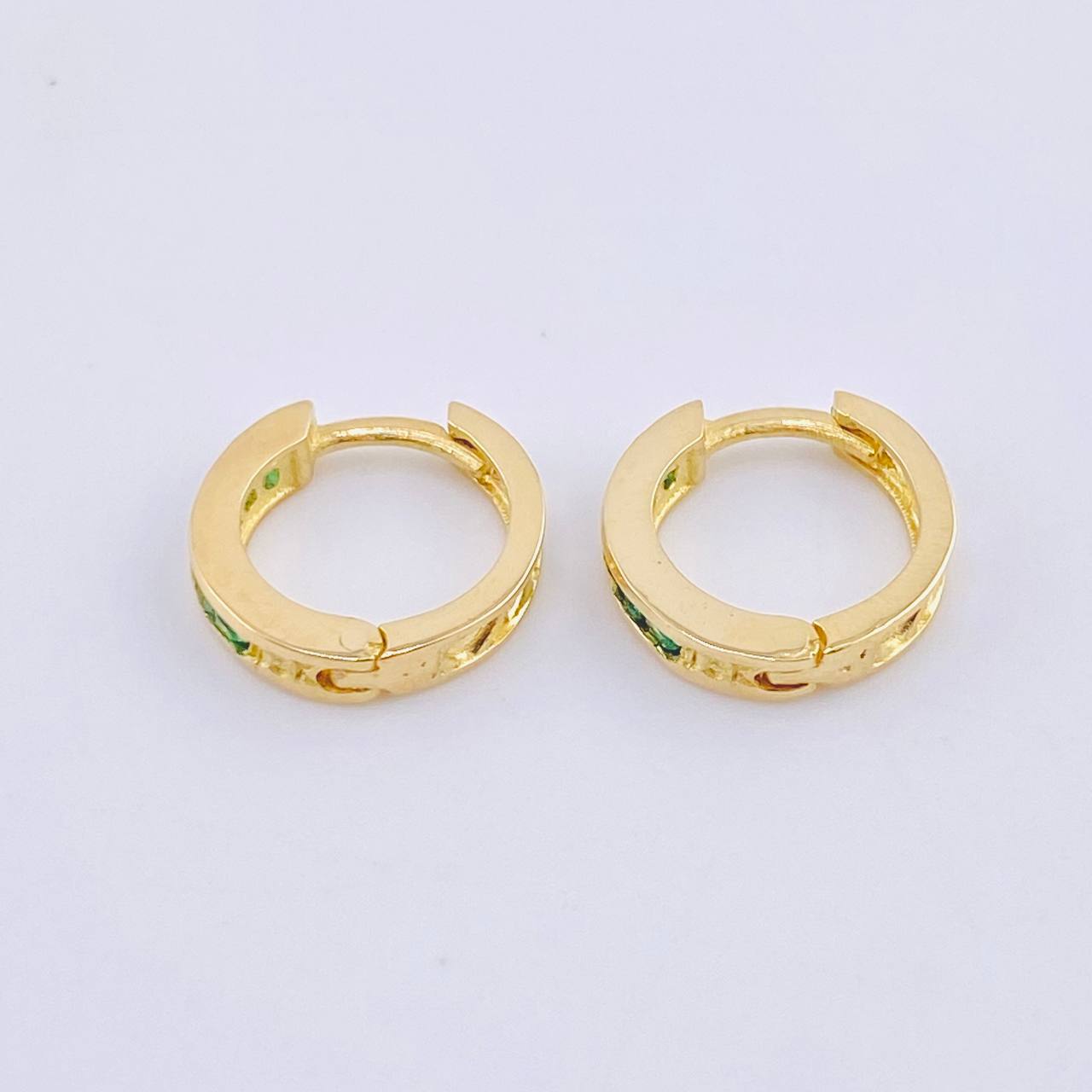 Candongas Carril Encerrado Esmeraldas 35pts 3.1gr / 1.4cm / Oro Amarillo 18K *