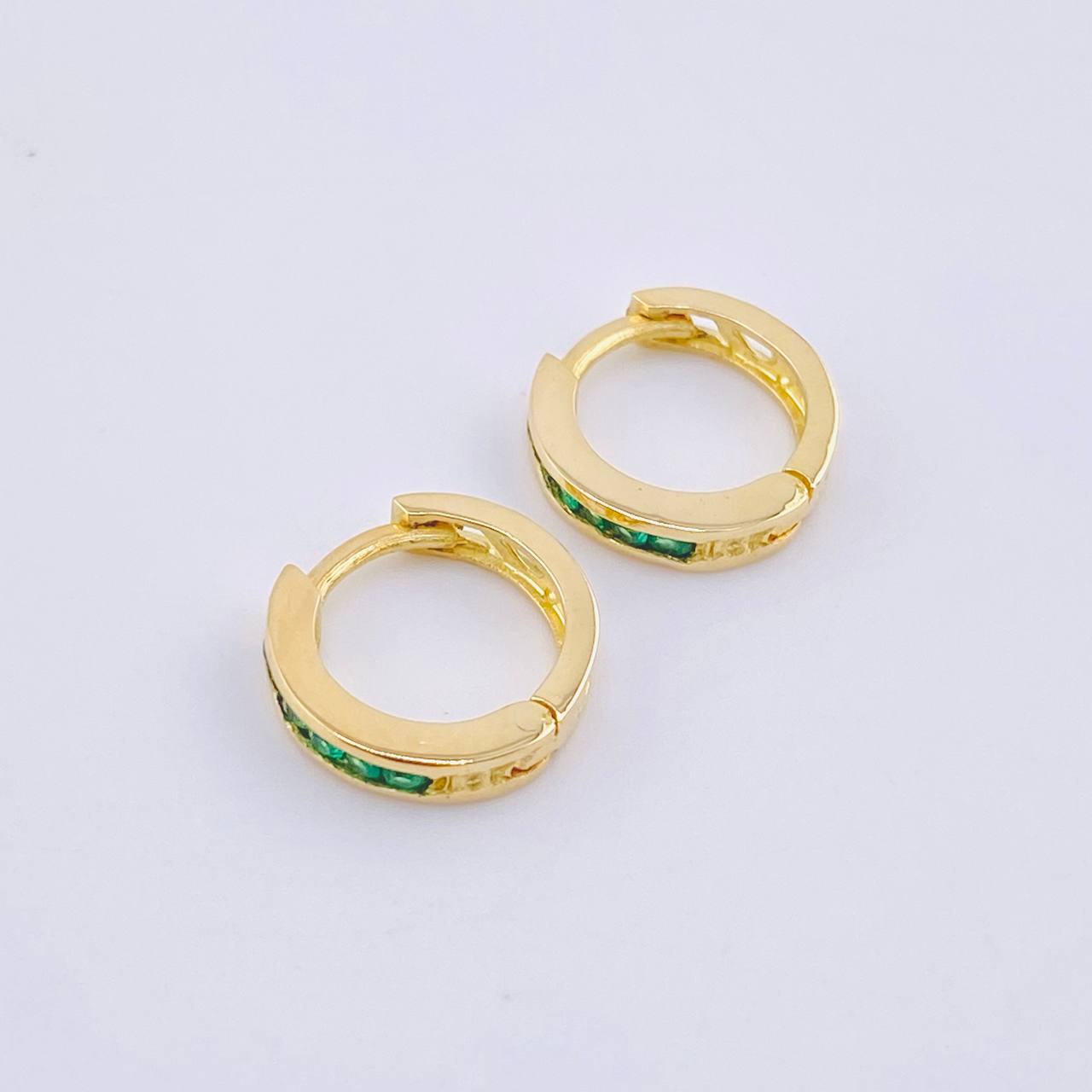 Candongas Carril Interno Esmeraldas 35pts 3gr / 1.2cm / Oro Amarillo 18K ©