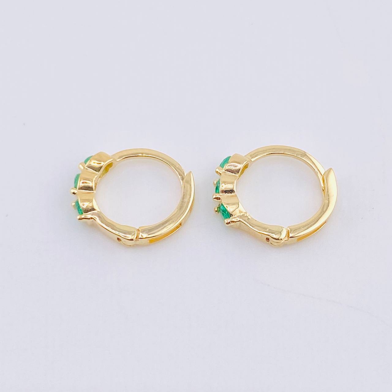 Candongas Trio Abultado Esmeraldas 31pts 1.65gr / 1.3cm / Oro Amarillo 18K *