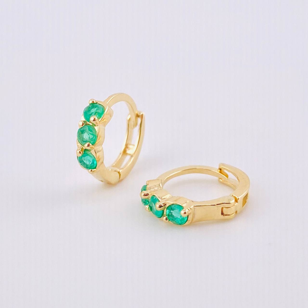 Candongas Trio Abultado Esmeraldas 31pts 1.65gr / 1.3cm / Oro Amarillo 18K *
