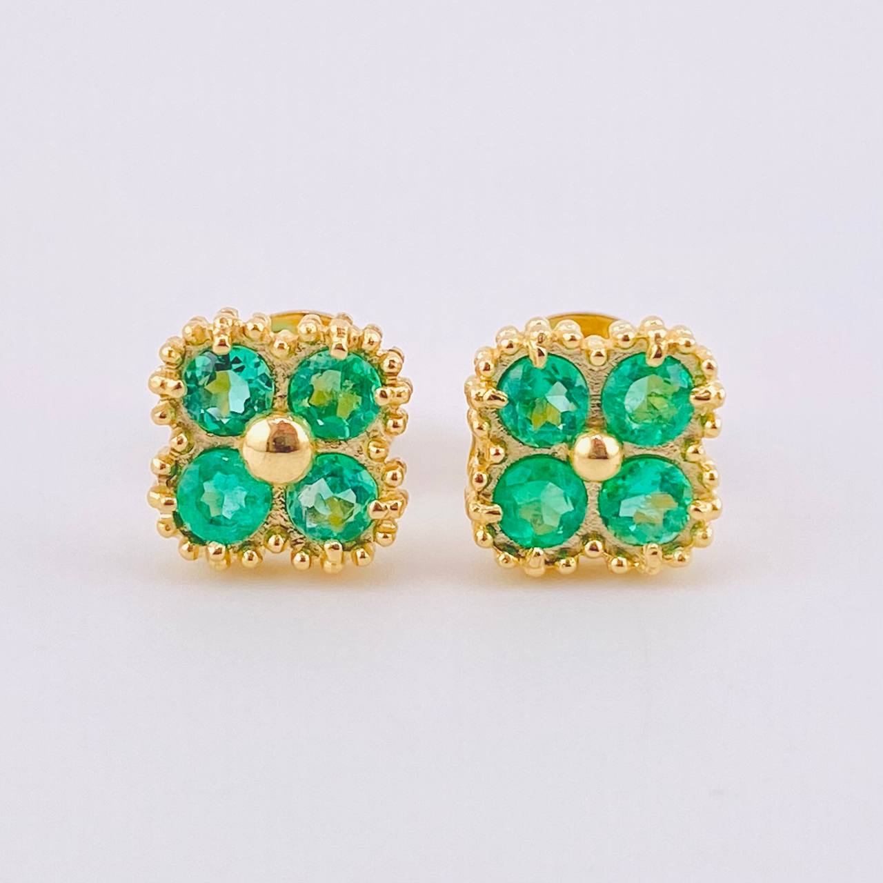 Topos Trebol Esmeraldas 40Pts 2.8 g / 8.4 mm Oro Amarillo 18K