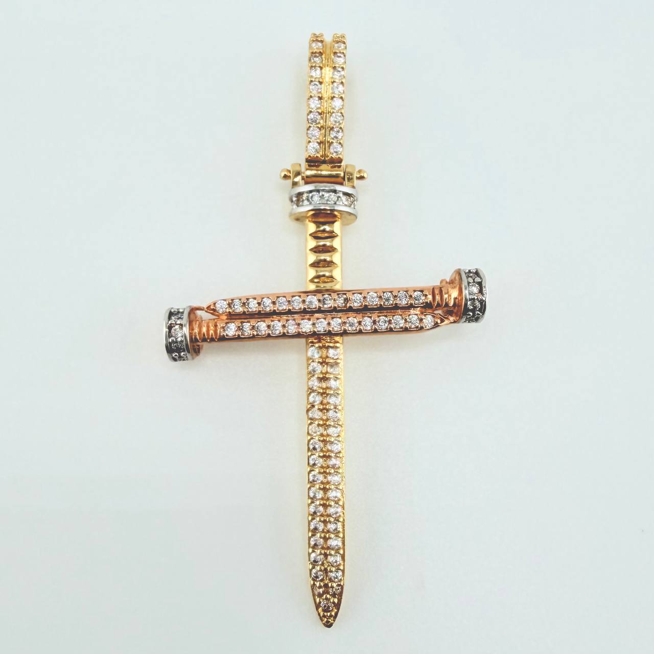 Dije Cruz Clavo 4.05gr / 4.7cm / Tres Oros 18K