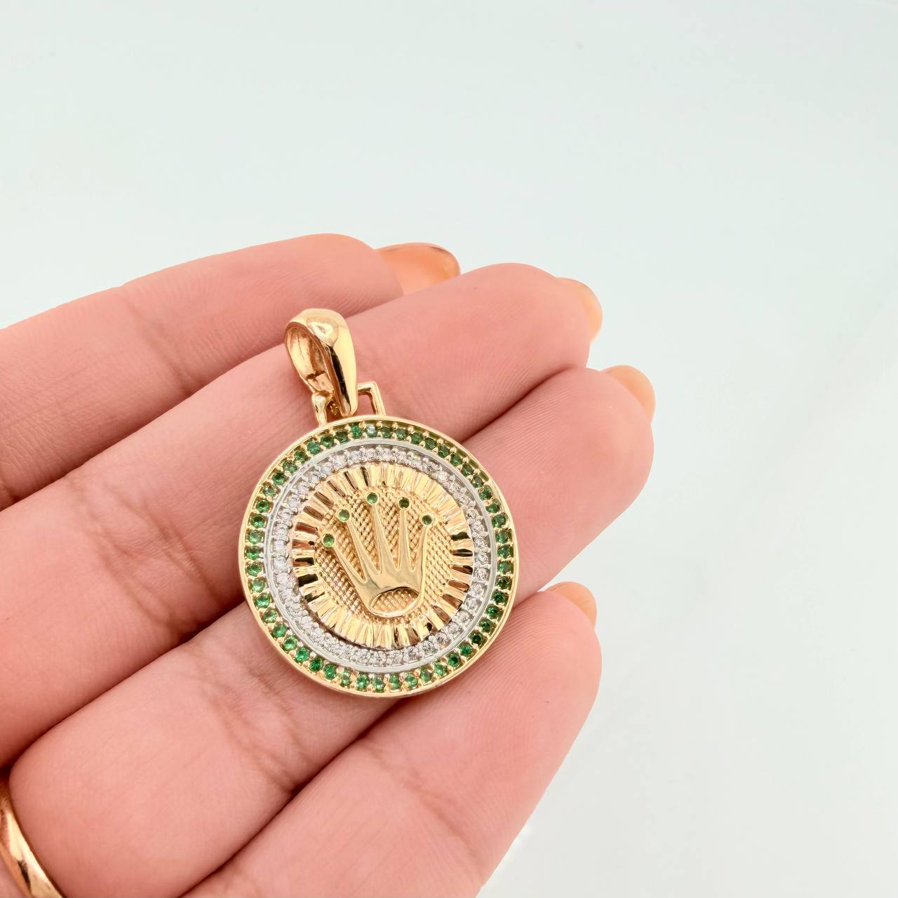 Dije Medalla Corona 4.2gr / 3cm / Dos Oros Amarillo Blanco 18K