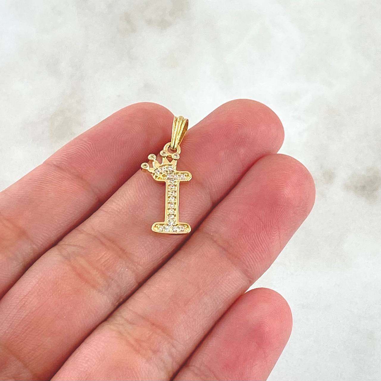 Dije Letra I Corona 1.15gr / 2.5cm / Circones Blancos Oro Amarillo 18K