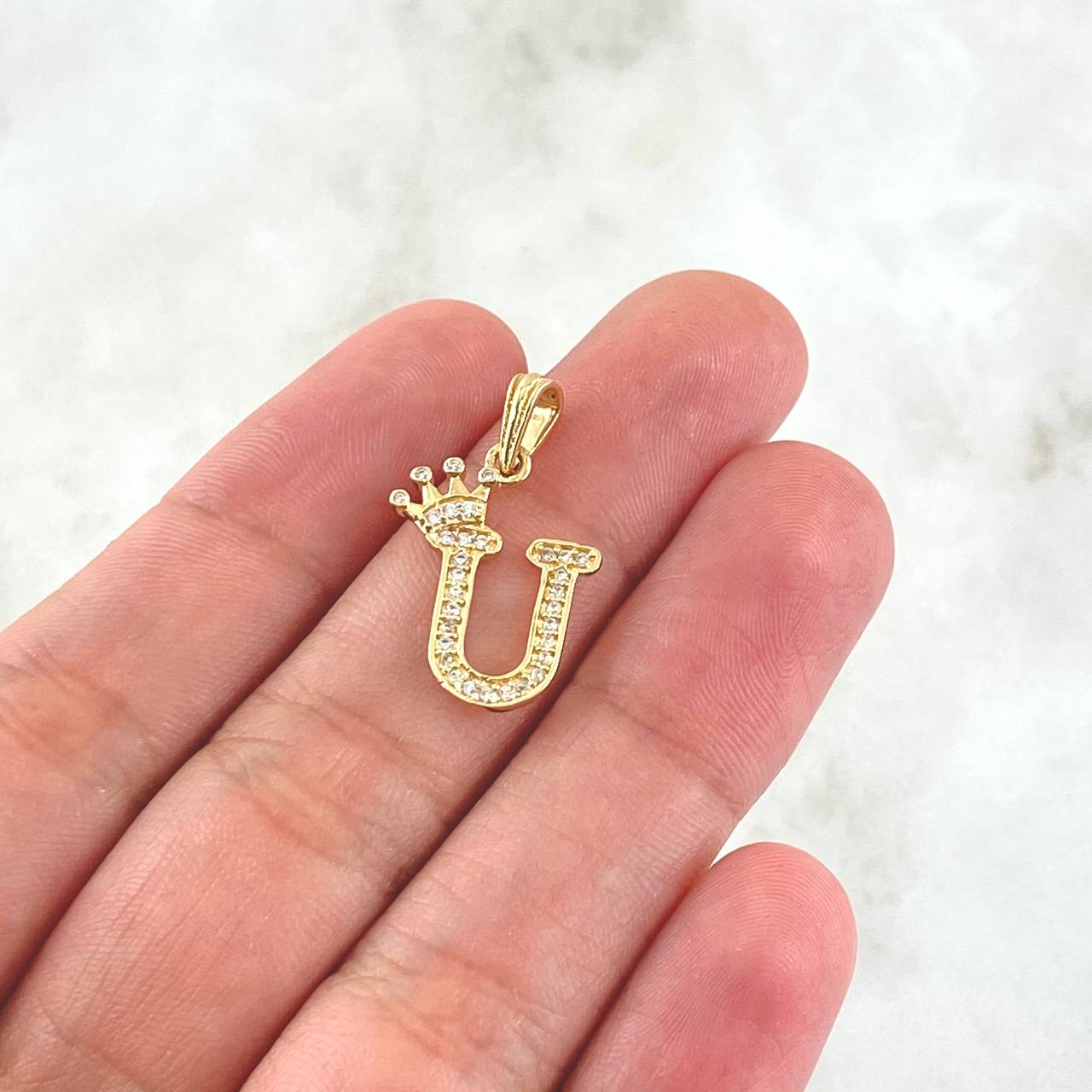 Dije Letra U Corona 1.25gr / 2.5cm / Circones Blancos Oro Amarillo 18K