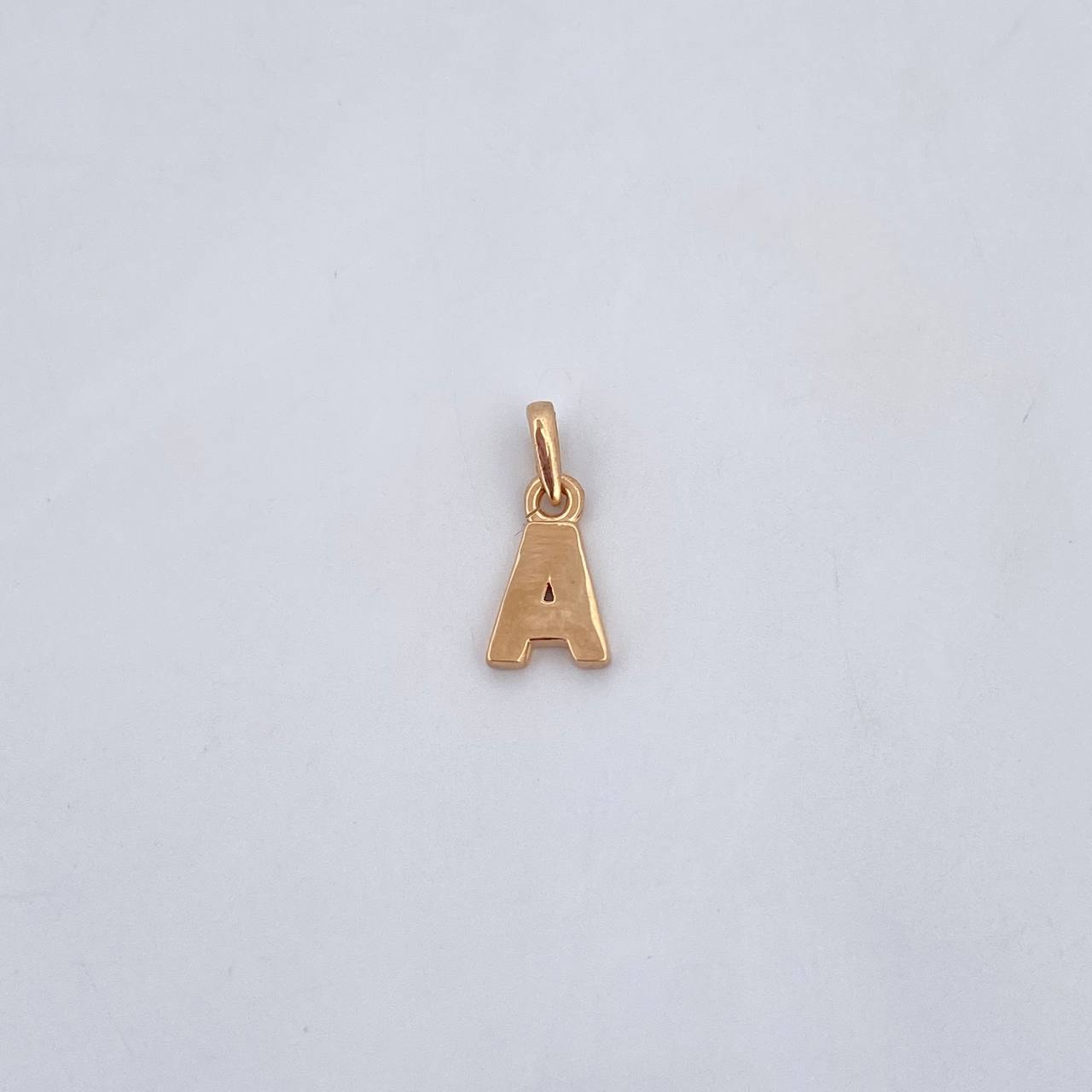 Dije Letra A 0.55gr / 1.4cm / Liso Oro Amarillo 18K $