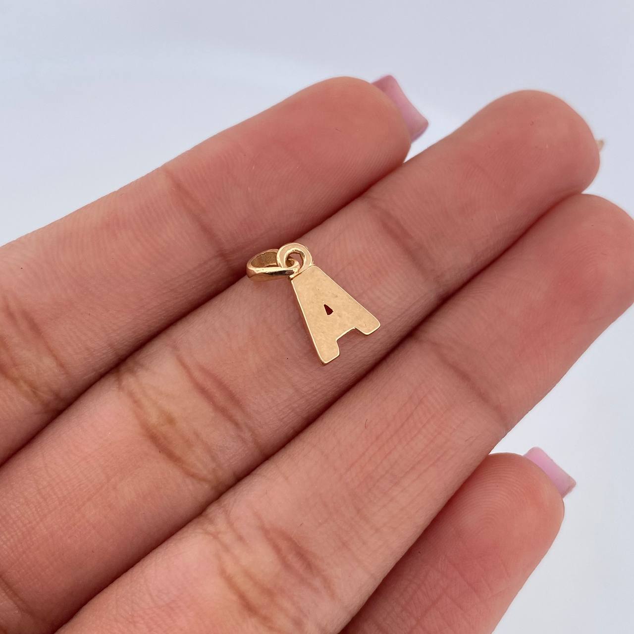 Dije Letra A 0.55gr / 1.4cm / Liso Oro Amarillo 18K $