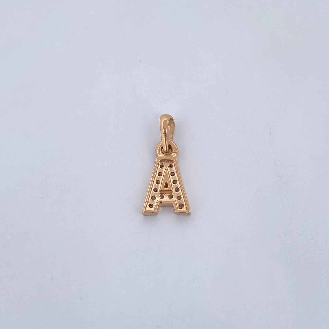 Dije Letra A 0.7gr / 1.4cm / Circones Blancos Oro Amarillo 18K $