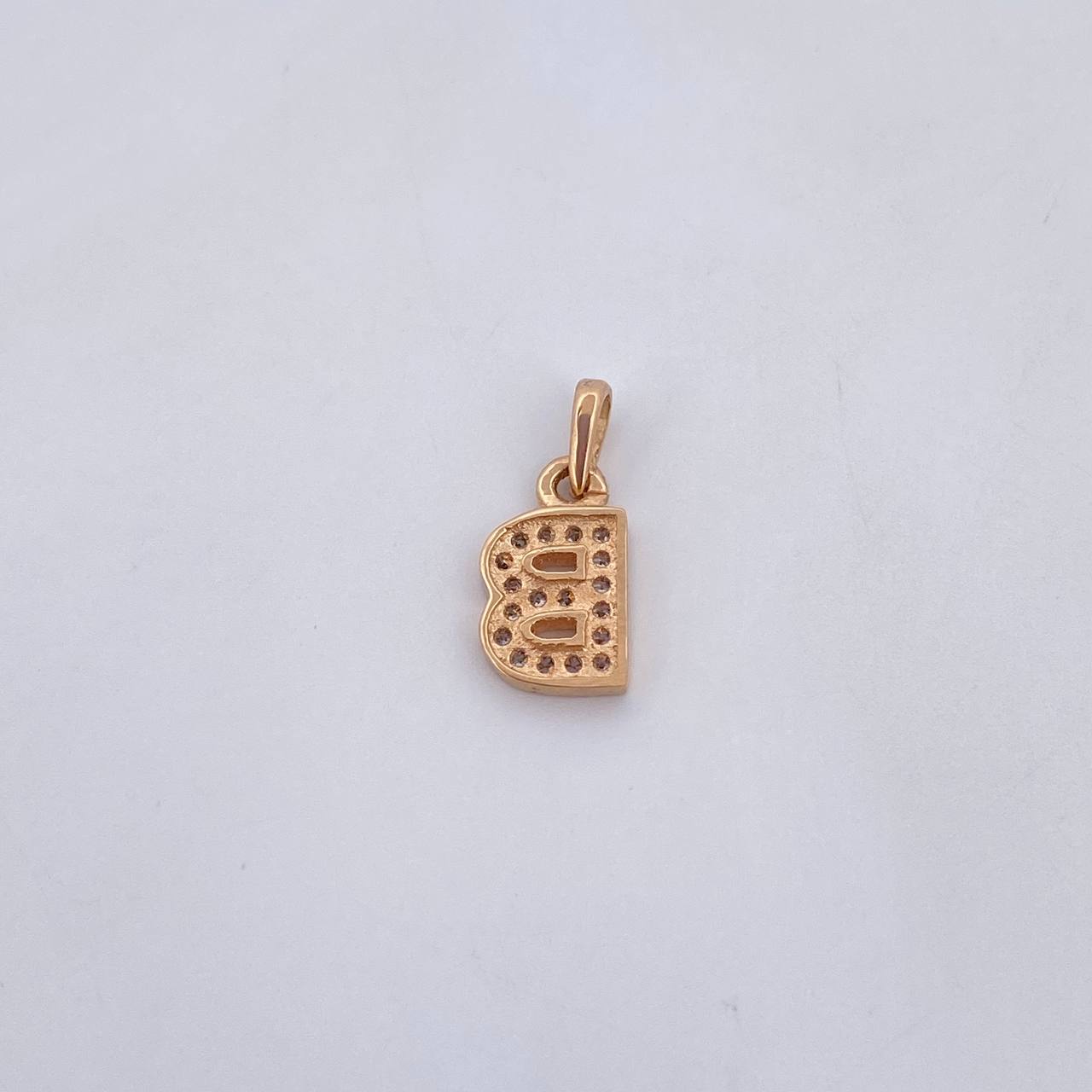 Dije Letra B 0.95gr / 1.5cm / Circones Blancos Oro Amarillo 18K $