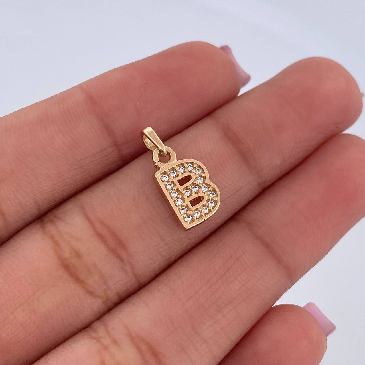 Dije Letra B 0.95gr / 1.5cm / Circones Blancos Oro Amarillo 18K $
