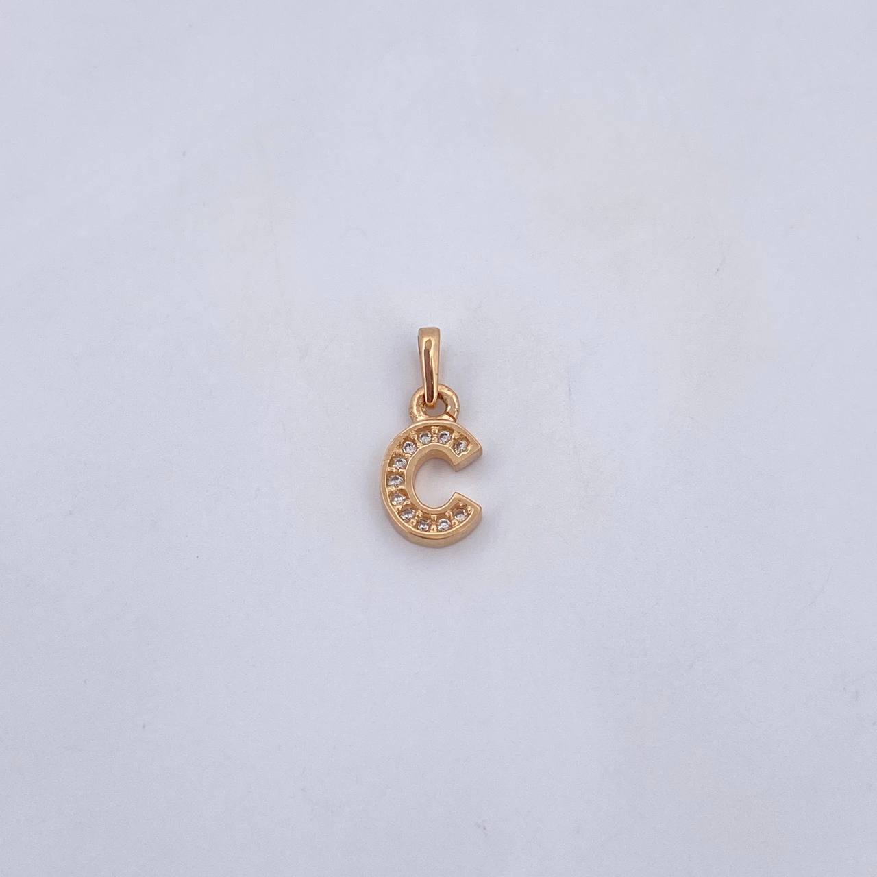 Dije Letra C 0.65gr / 1.4cm / Circones Blancos Oro Amarillo 18K $