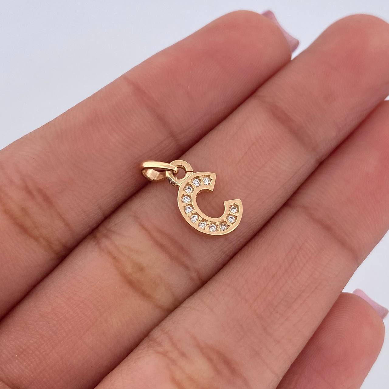 Dije Letra C 0.65gr / 1.4cm / Circones Blancos Oro Amarillo 18K $
