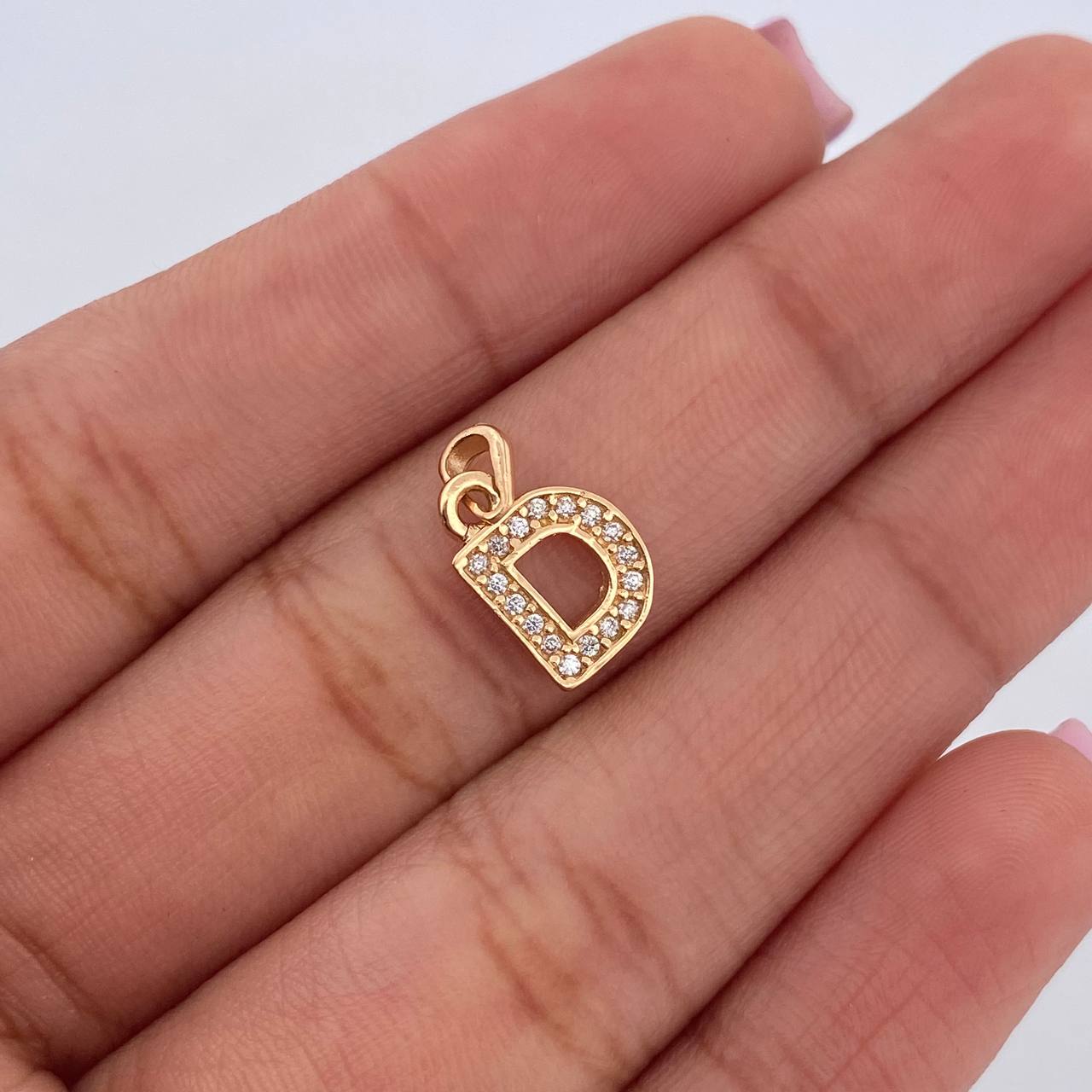 Dije Letra D 0.7gr / 1.4cm / Circones Blancos Oro Amarillo 18K $