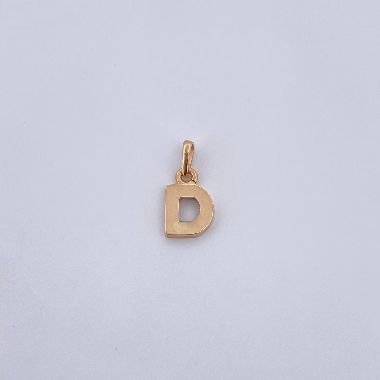 Dije Letra D 0.6gr / 1.4cm / Liso Oro Amarillo 18K $