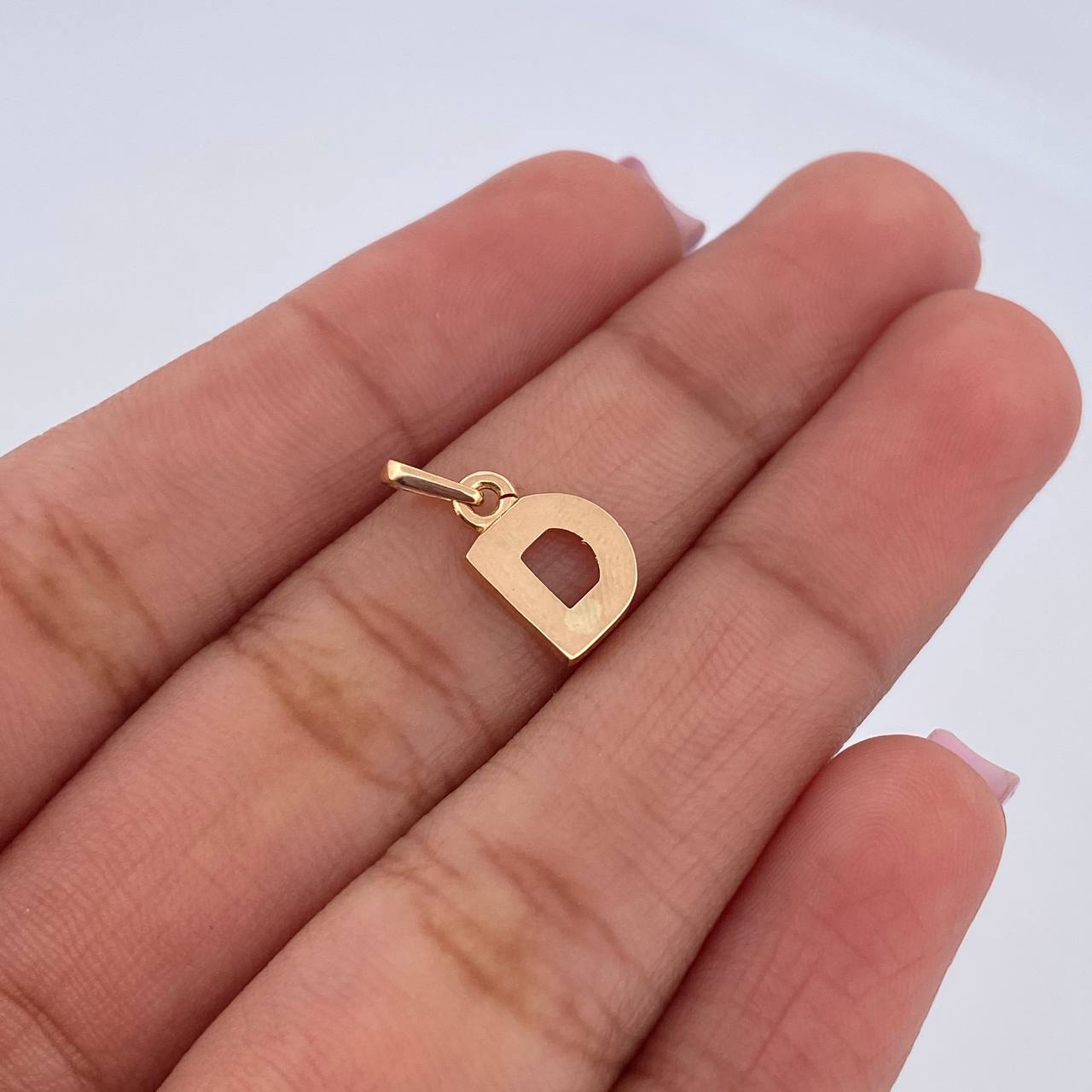 Dije Letra D 0.6gr / 1.4cm / Liso Oro Amarillo 18K $