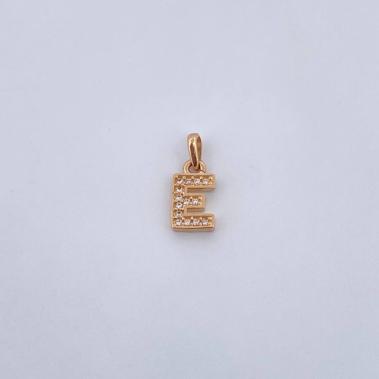 Dije Letra E 0.85gr / 1.4cm / Circones Blancos Oro Amarillo 18K $