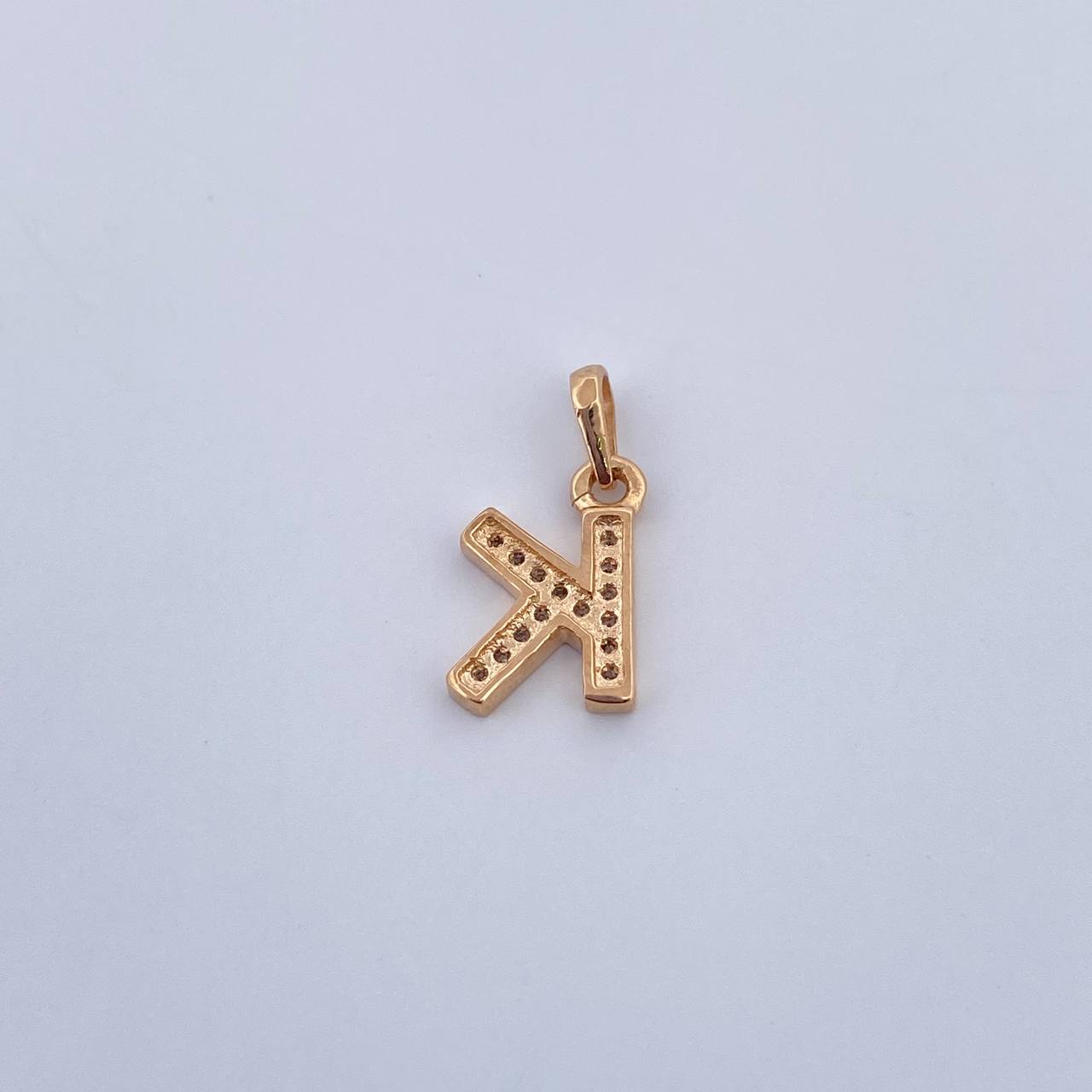 Dije Letra K 0.85gr / 1.4cm / Circones Blancos Oro Amarillo 18K $