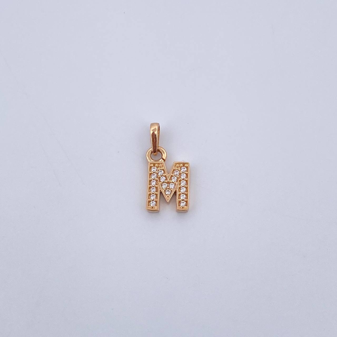 Dije Letra M 0.9gr / 1.5cm / Circones Blancos Oro Amarillo 18K $