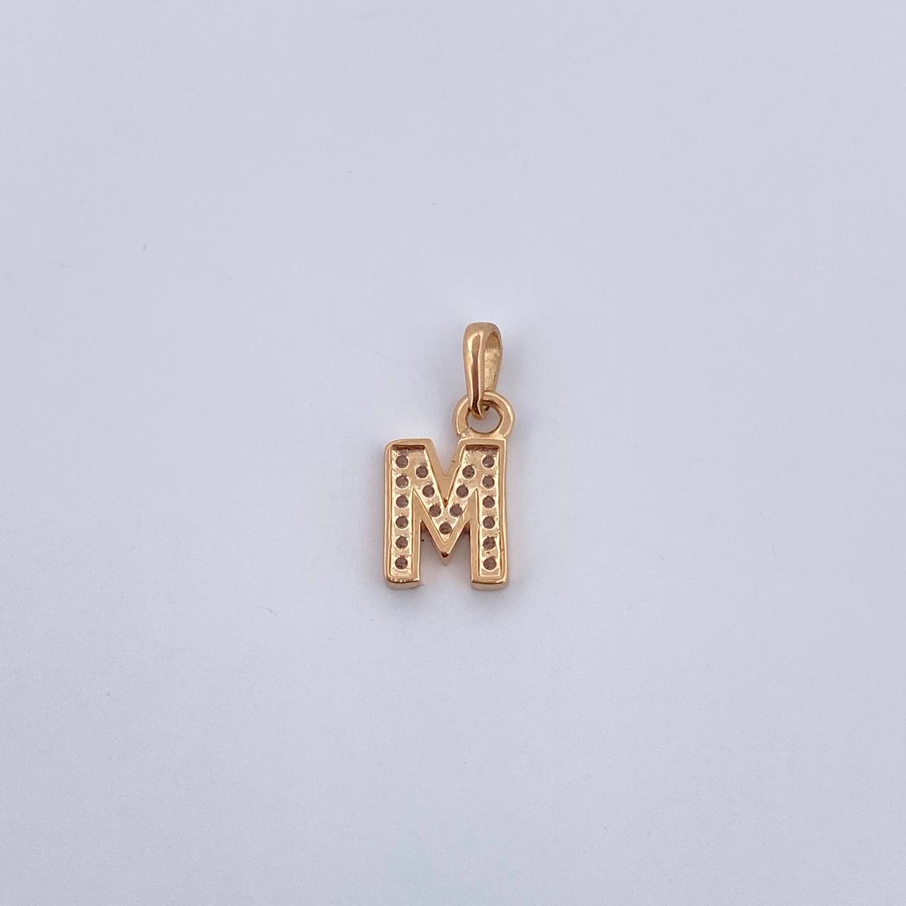 Dije Letra M 0.9gr / 1.5cm / Circones Blancos Oro Amarillo 18K $
