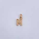 Dije Letra M 0.9gr / 1.5cm / Circones Blancos Oro Amarillo 18K $