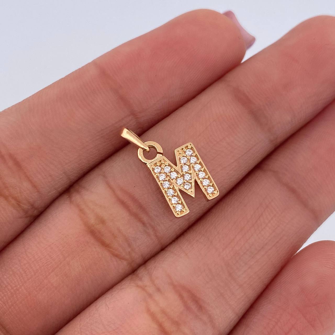 Dije Letra M 0.9gr / 1.5cm / Circones Blancos Oro Amarillo 18K $