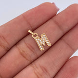 Dije Letra M 0.8gr / 1.5cm / Circones Blancos Oro Amarillo 18K $