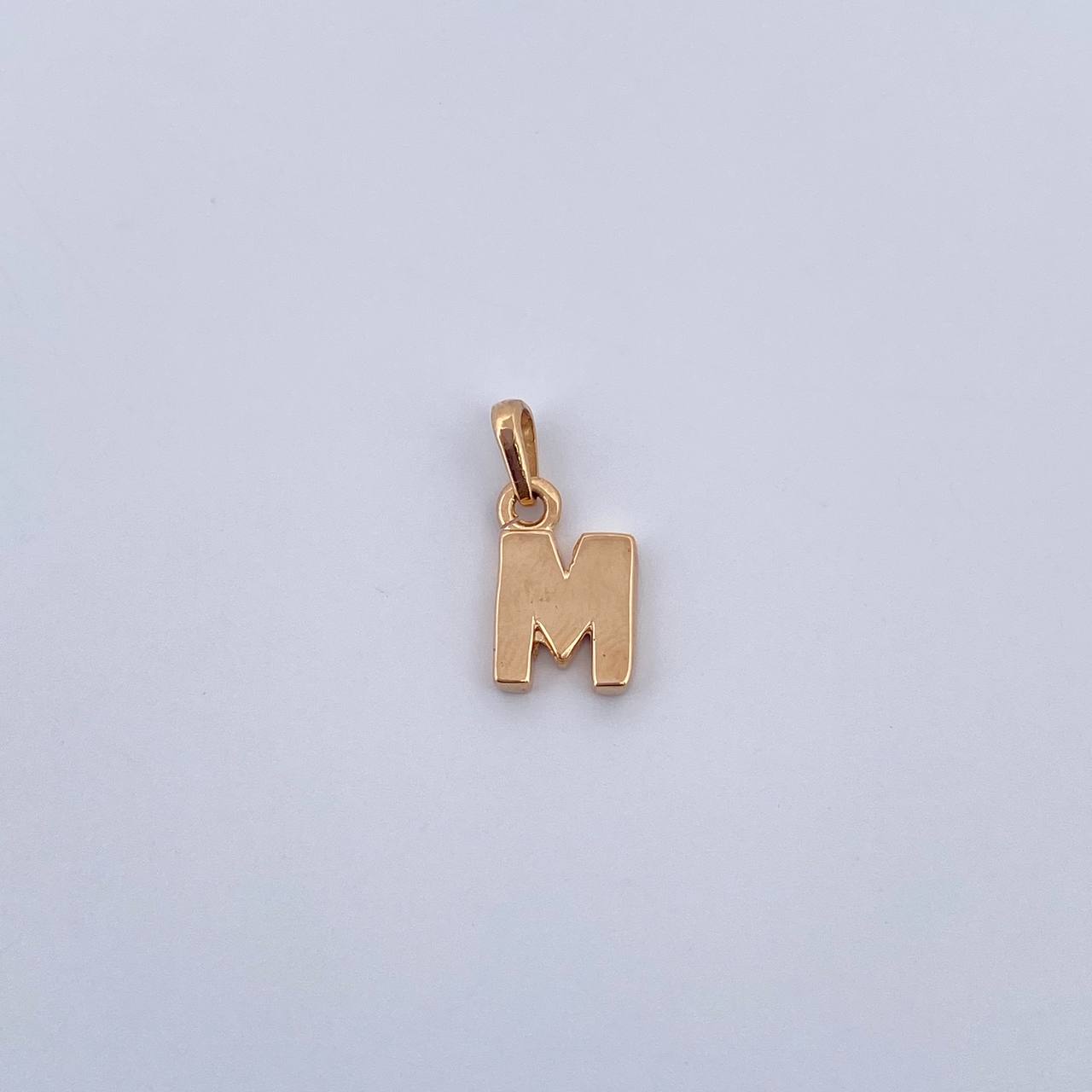 Dije Letra M 0.8gr / 1.5cm / Liso Oro Amarillo 18K $