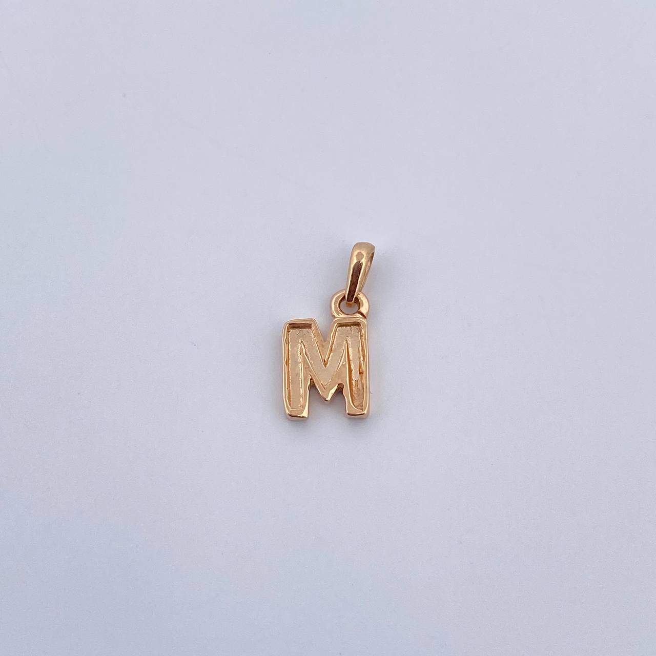 Dije Letra M 0.8gr / 1.5cm / Liso Oro Amarillo 18K $