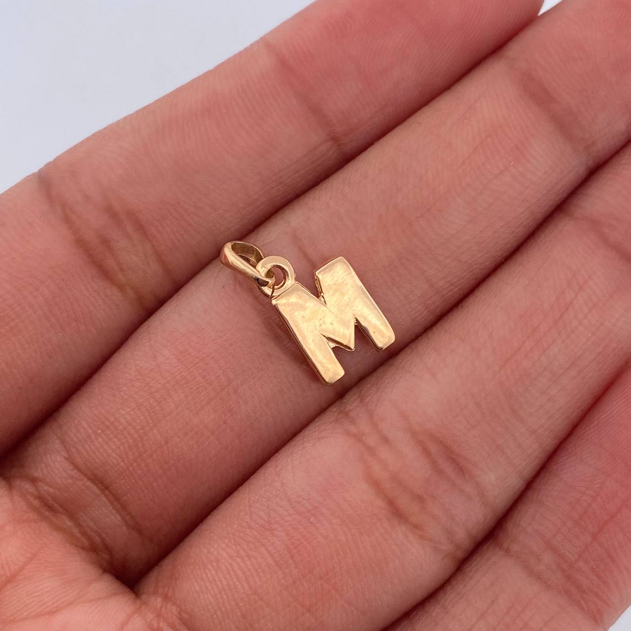 Dije Letra M 0.75gr / 1.5cm / Liso Oro Amarillo 18K $
