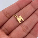 Dije Letra M 0.8gr / 1.5cm / Liso Oro Amarillo 18K $