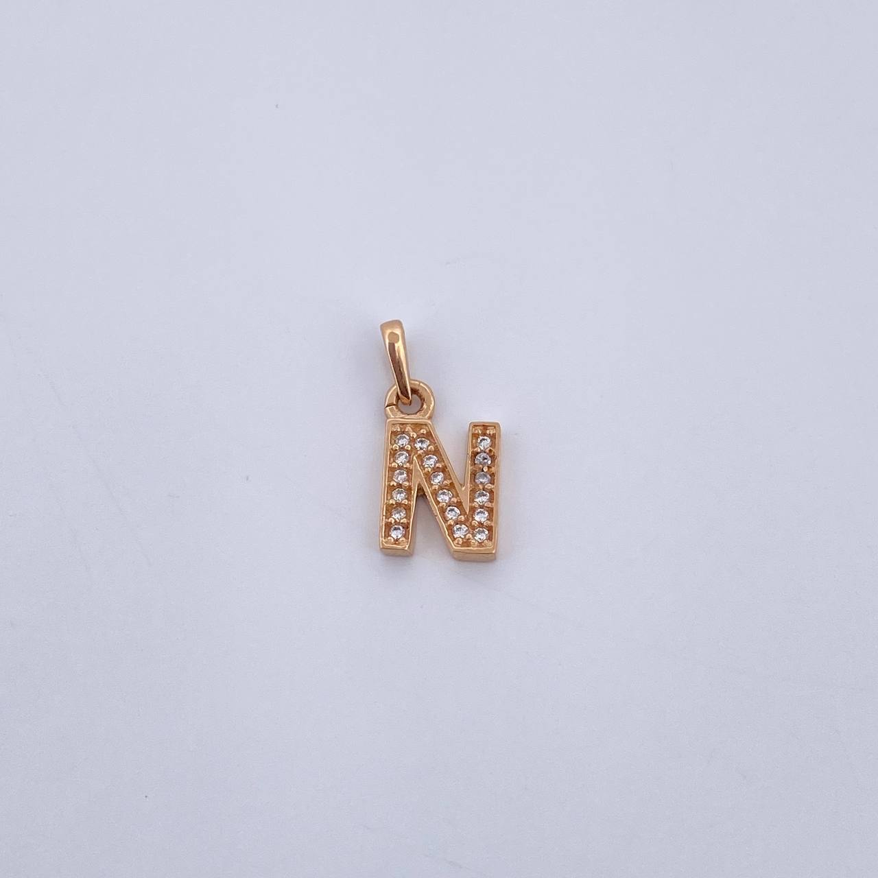Dije Letra N 0.95gr / 1.5cm / Circones Blancos Oro Amarillo 18K $