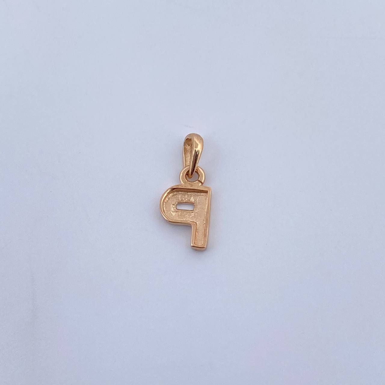 Dije Letra P 0.5gr / 1.4cm / Liso Oro Amarillo 18K $